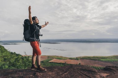 Neşeli yürüyüşçü hareketi uçurumun kenarında kollarını kaldırdı.