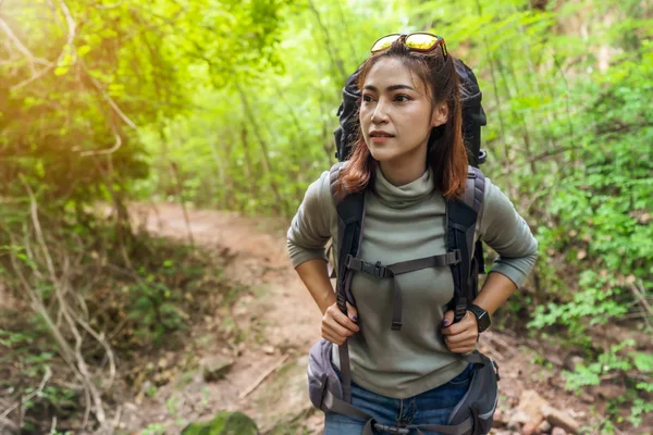 Voyageur femme avec sac à dos regardant vers le côté marche dans le — Photo