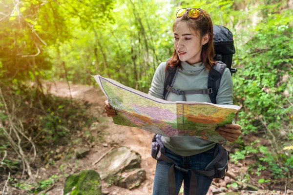 Femme voyageur avec sac à dos et carte des directions de recherche dans le — Photo