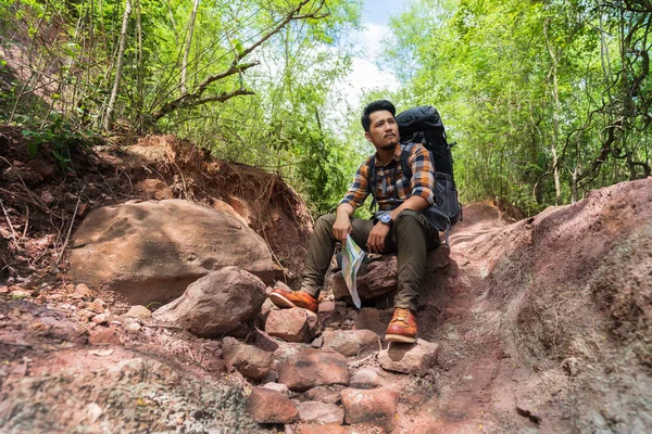 Voyageur homme fatigué avec sac à dos assis et reposant à l'avant — Photo