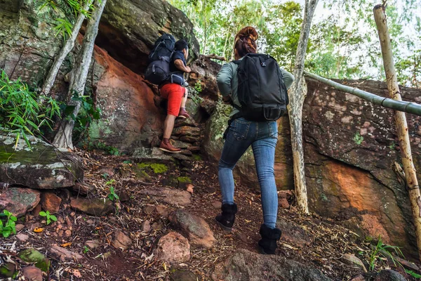 Groupe de randonneurs grimpant dans la forêt — Photo