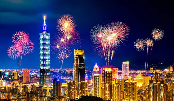 Fuegos artificiales sobre el paisaje urbano de Taipei por la noche, Taiwán —  Fotos de Stock