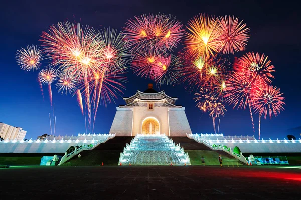Ohňostroj nad Chiang Kai-Shek Memorial Hall v noci v Taipei, — Stock fotografie