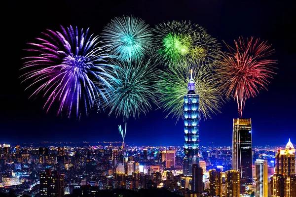 Fuochi d'artificio sul paesaggio urbano di Taipei di notte, Taiwan — Foto Stock