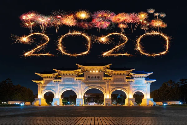 2020 gelukkig nieuwjaar vuurwerk boven Chiang Kai-Shek Memorial Hall — Stockfoto