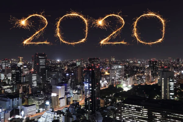 2020 Focuri de artificii de Anul Nou fericite peste peisajul orașului Tokyo noaptea, Jap — Fotografie, imagine de stoc