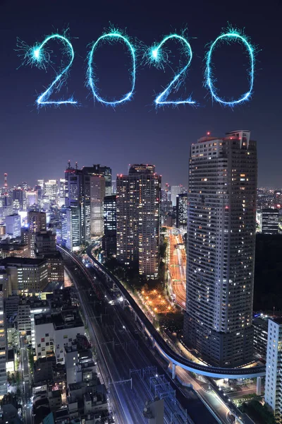 2020 Focuri de artificii de Anul Nou fericite peste peisajul orașului Tokyo noaptea, Jap — Fotografie, imagine de stoc