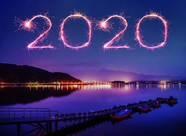 2020 มีความสุขกับดอกไม้ไฟปีใหม่เหนือภูเขาไฟฟูจิซังที่ทะเลสาบคาวากุ — ภาพถ่ายสต็อก