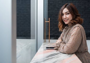 Mutlu güzel kadın pencerede