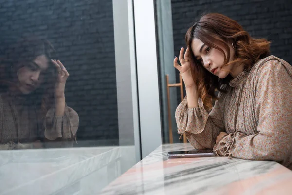 Депрессивная женщина с головной болью, грустно, беспокоиться о испытании — стоковое фото