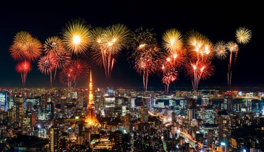 Tokyo şehir manzarası üzerinde geceleyin havai fişekler, Japonya