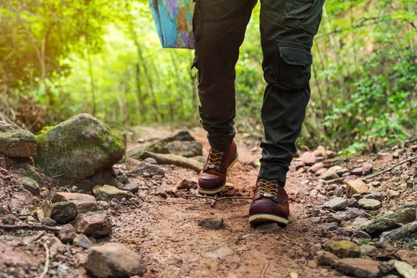 Gros plan randonneur avec des bottes de trekking marchant dans la forêt — Photo