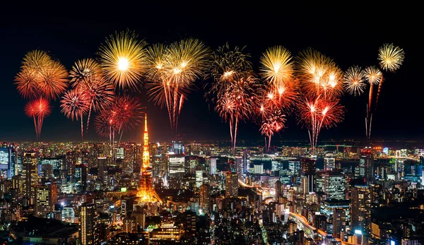 Feuerwerk über Tokyo-Stadtbild bei Nacht, Japan — Stockfoto