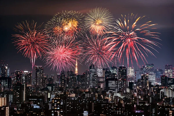 Fyrverkerier över Tokyo stadsbild på natten, Japan — Stockfoto