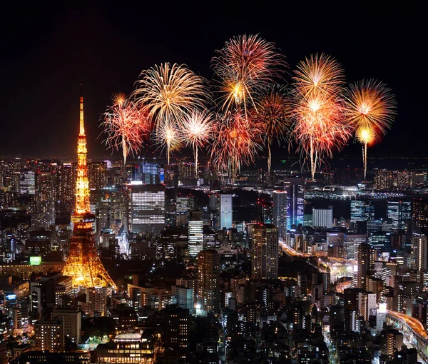 Fuochi d'artificio sul paesaggio urbano di Tokyo di notte, Giappone — Foto Stock