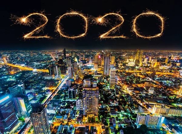 2020 Focuri de artificii de Anul Nou fericit peste peisajul orașului Bangkok noaptea, T — Fotografie, imagine de stoc