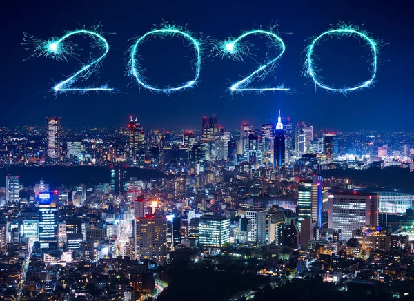 2020 Felice Anno Nuovo fuochi d'artificio sul paesaggio urbano di Tokyo di notte, Giappone — Foto Stock