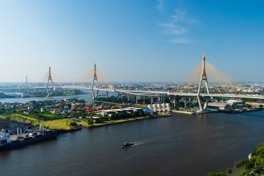 Bangkok 'taki Chao Phraya Nehri üzerindeki Bhumibol asma köprüsü
