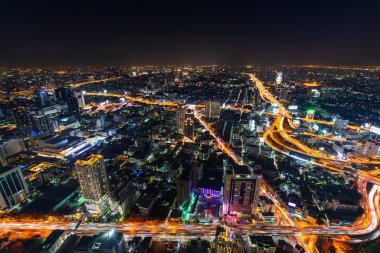 Bangkok şehri ve Th 'nin gecesinde otoyol trafiği