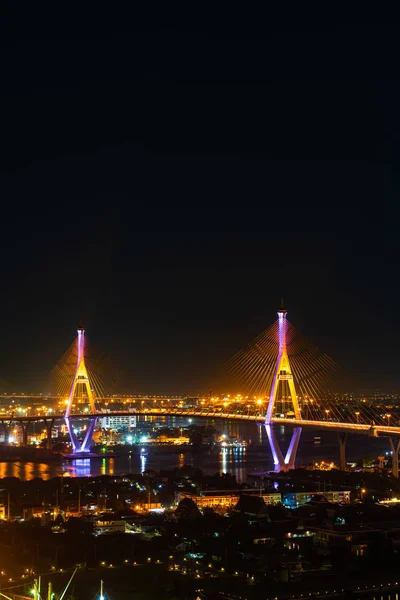 Ponte suspensa de Bhumibol sobre o rio Chao Phraya à noite em Ba — Fotografia de Stock