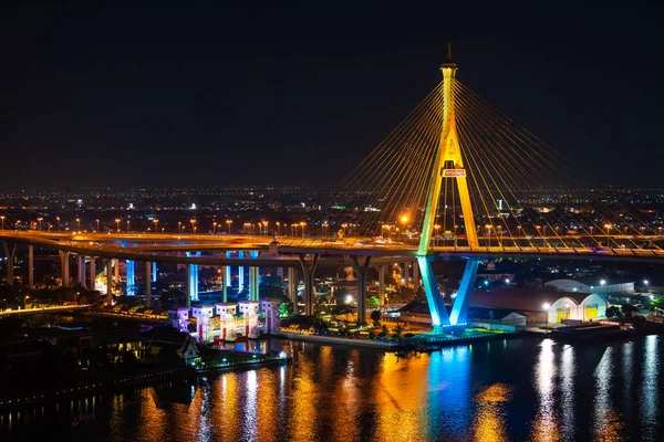 Γέφυρα ανάρτησης Bhumibol πάνω από τον ποταμό Chao Phraya τη νύχτα στη Μπα — Φωτογραφία Αρχείου