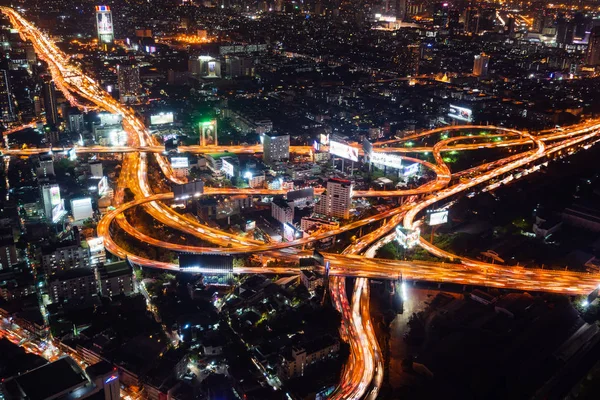 Letecký pohled na rychlostní silnici v noci v Bangkoku — Stock fotografie