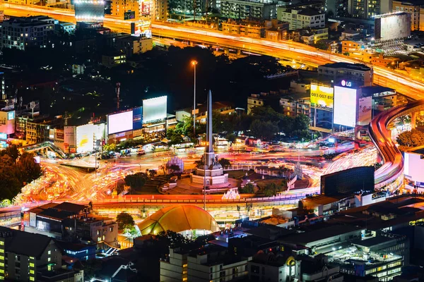 Luftaufnahme des Siegesdenkmals im zentralen Verkehrsknotenpunkt — Stockfoto