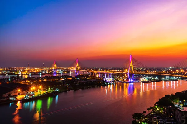 Bhumibol hängbro över floden Chao Phraya vid solnedgången i B — Stockfoto