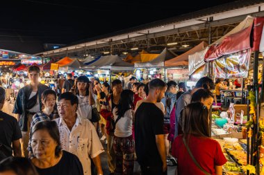 Turist ve yerel halk Rachada 'da yürüyüş ve alışveriş yapıyor Gece treni