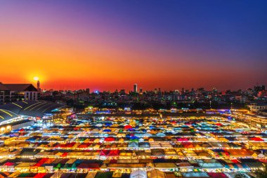 Bangkok, Tayland 'da gün batımında Train Night Market Ratchada