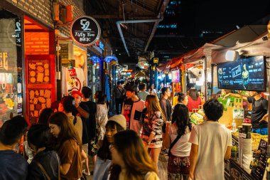 Turist ve yerel halk Rachada 'da yürüyüş ve alışveriş yapıyor Gece treni
