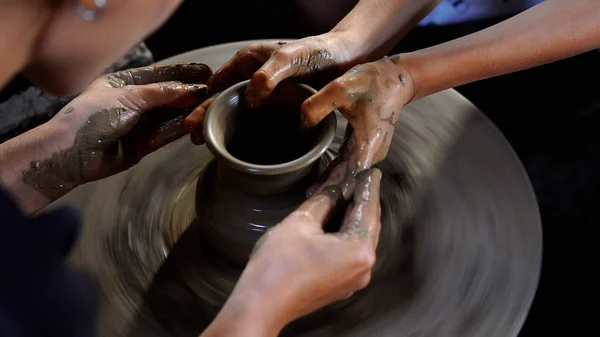 Potiers mains créent un pot ou un vase de faïence sur la roue — Photo