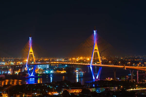 Ponte suspensa de Bhumibol sobre o rio Chao Phraya à noite em Ba — Fotografia de Stock