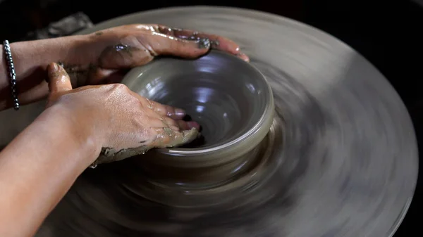 Le mani dei vasai stanno creando un vaso o un vaso di terracotta sulla ruota — Foto Stock