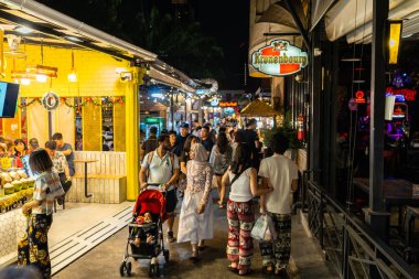 Turist ve yerel halk Rachada 'da yürüyüş ve alışveriş yapıyor Gece treni