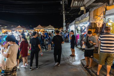 Turist ve yerel halk Rachada 'da yürüyüş ve alışveriş yapıyor Gece treni