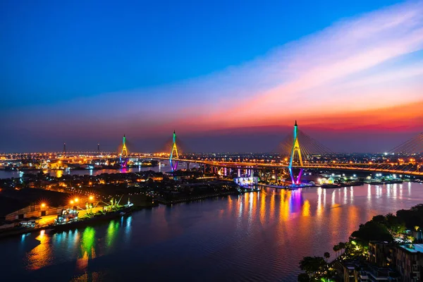Bhumibol hängbro över floden Chao Phraya vid solnedgången i B — Stockfoto