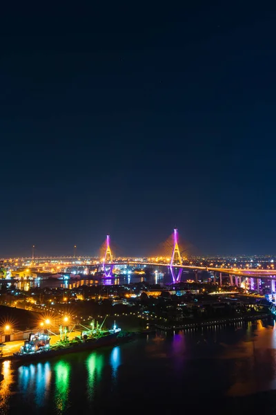 Ponte suspensa de Bhumibol sobre o rio Chao Phraya à noite em Ba — Fotografia de Stock