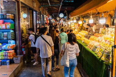 Turist ve yerel halk Rachada 'da yürüyüş ve alışveriş yapıyor Gece treni