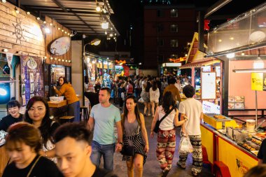 Turist ve yerel halk Rachada 'da yürüyüş ve alışveriş yapıyor Gece treni