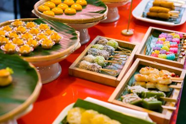 Hindistan cevizi ve diğer Tayland tatlıları.