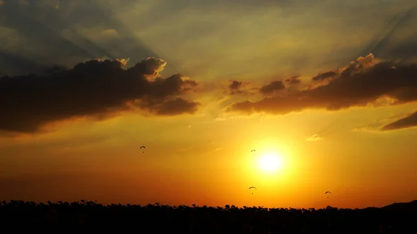 Gleitschirm fliegt bei Sonnenuntergang gegen den Himmel über dem khao jeen lae Mount — Stockfoto