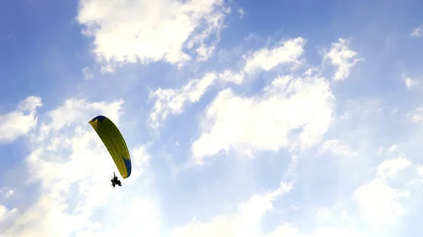 Paraglider Lop 'taki Khao Jeen Lae dağının üzerinden gökyüzüne doğru uçuyor. — Stok fotoğraf