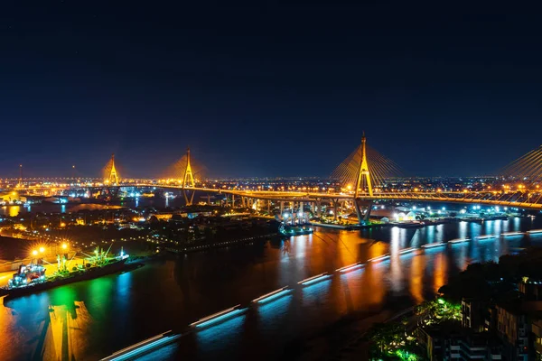 Bhumibol hängbro över floden Chao Phraya på natten i Ba — Stockfoto