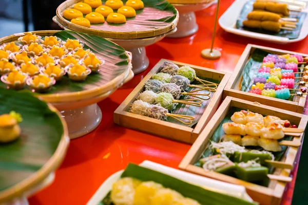 Hindistan cevizi ve diğer Tayland tatlıları.