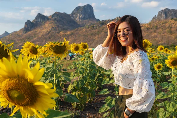 Vrouw genieten met zonnebloem veld in Kao Jeen Lae in Lopburi, — Stockfoto