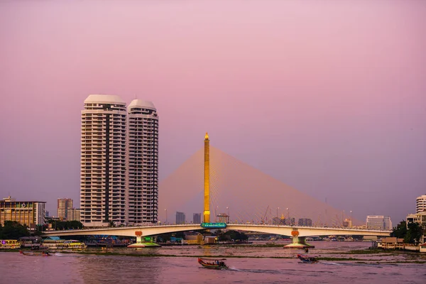 Somdet Phra Pinklao Bridge over Chao Phraya River at sunset in B — Stock Photo, Image