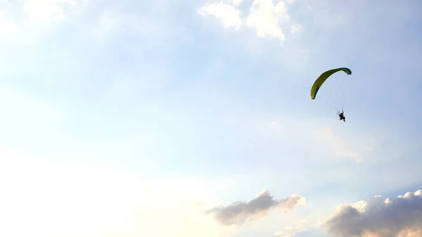 Parapente voando contra o céu sobre Khao Jeen Lae montanha em Lop — Fotografia de Stock