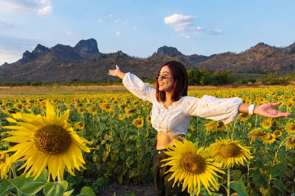 Woman enjoying with sunflower field at Kao Jeen Lae in Lopburi, — Stock Photo, Image