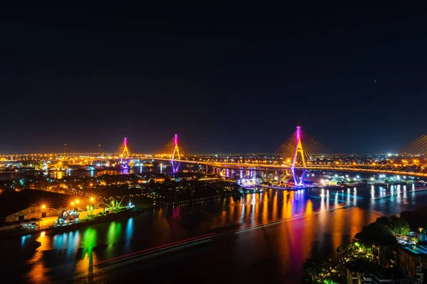 Bhumibol hängbro över floden Chao Phraya på natten i Ba — Stockfoto